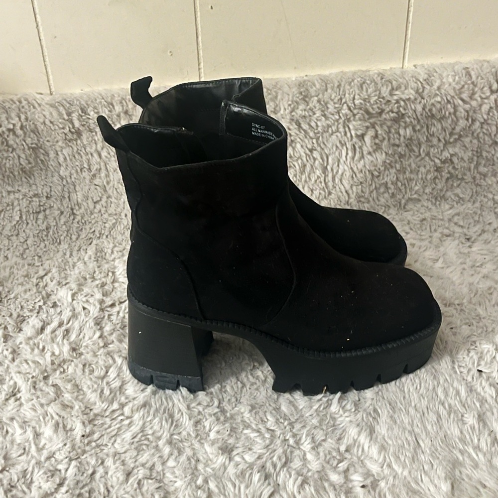 Rouge Helium Black Heeled Boots with Chunky Platform